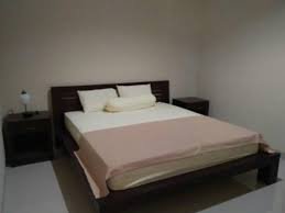 Kubu Jasmine adalah tempat yang menawarkan suasana tenang dan indah di Bali, ideal untuk relaksasi atau liburan. Nikmati keindahan alam Bali yang asri dan nyaman, dengan akomodasi yang memadukan kenyamanan dan keindahan tradisional.