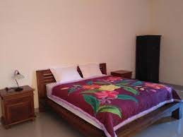 Kubu Jasmine adalah tempat yang menawarkan suasana tenang dan indah di Bali, ideal untuk relaksasi atau liburan. Nikmati keindahan alam Bali yang asri dan nyaman, dengan akomodasi yang memadukan kenyamanan dan keindahan tradisional.