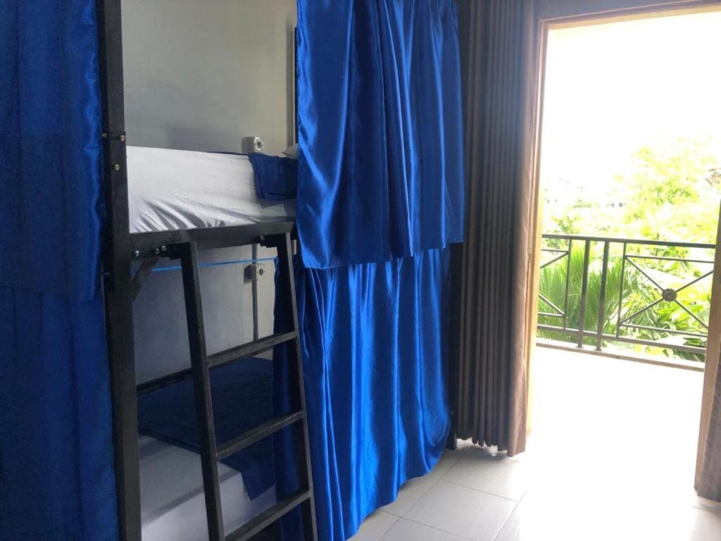 The Hostel Canggu menawarkan akomodasi modern dengan suasana santai yang sempurna untuk para wisatawan. Nikmati pengalaman menginap yang nyaman dengan lokasi strategis dekat pantai dan berbagai tempat menarik di Canggu.