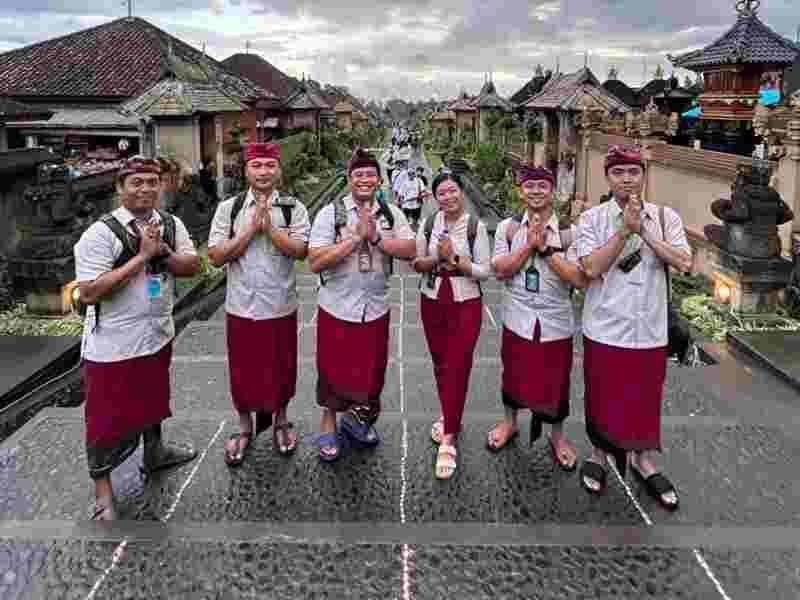 Group of Balinese performers welcoming tourists – showcasing hospitality in the Bali Guide Best Choice journey