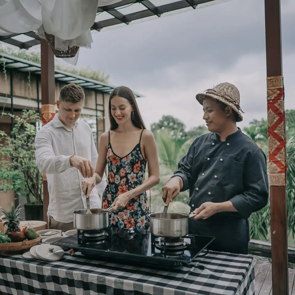 Guests enjoying a fun Balinese cooking class at The Sankara – Best Resort in Ubud.