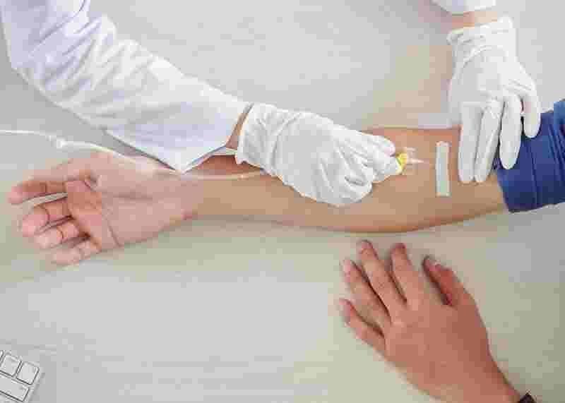 Nurse preparing IV infusion in Pererenan and Canggu for patient recovery