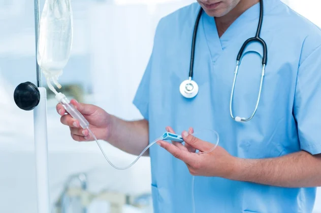 Doctor monitoring IV infusion in Pererenan and Canggu wellness session